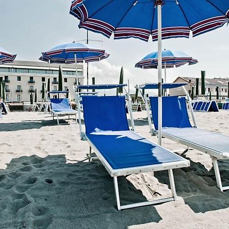 Hotel Rondine Маринела ди Сарцана Екстериор снимка