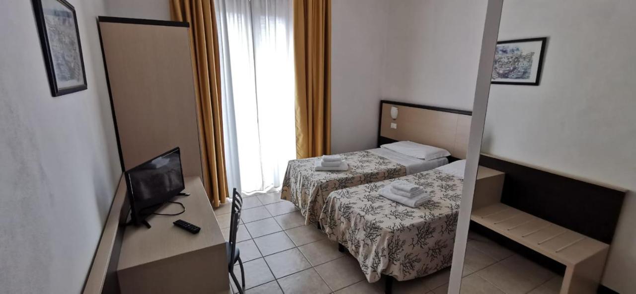 Hotel Rondine Маринела ди Сарцана Екстериор снимка