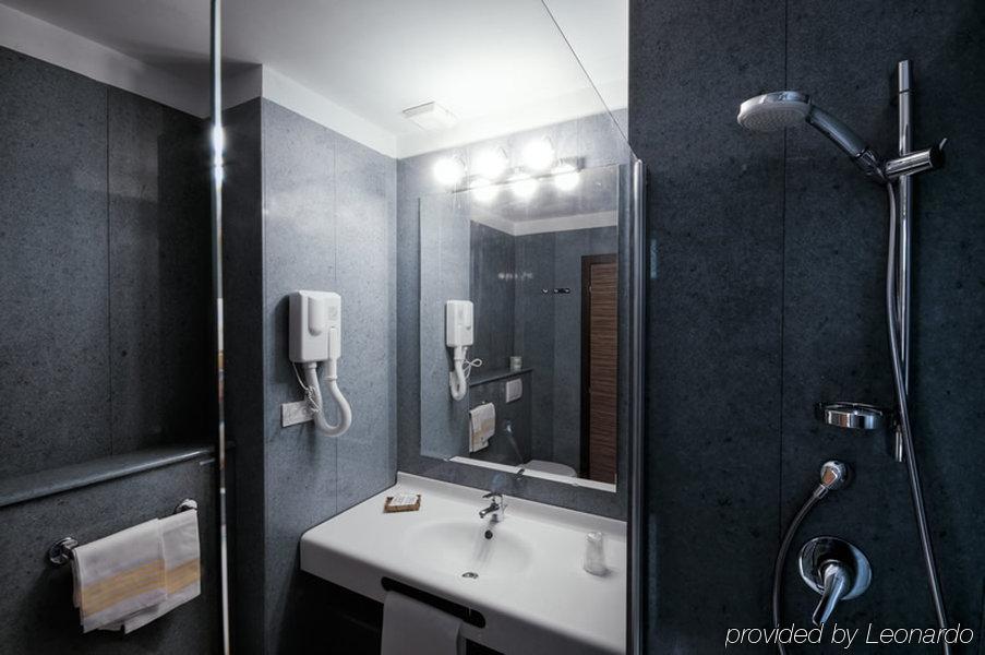Hotel Rondine Маринела ди Сарцана Екстериор снимка
