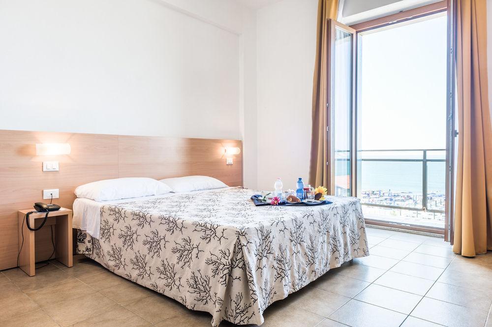 Hotel Rondine Маринела ди Сарцана Екстериор снимка