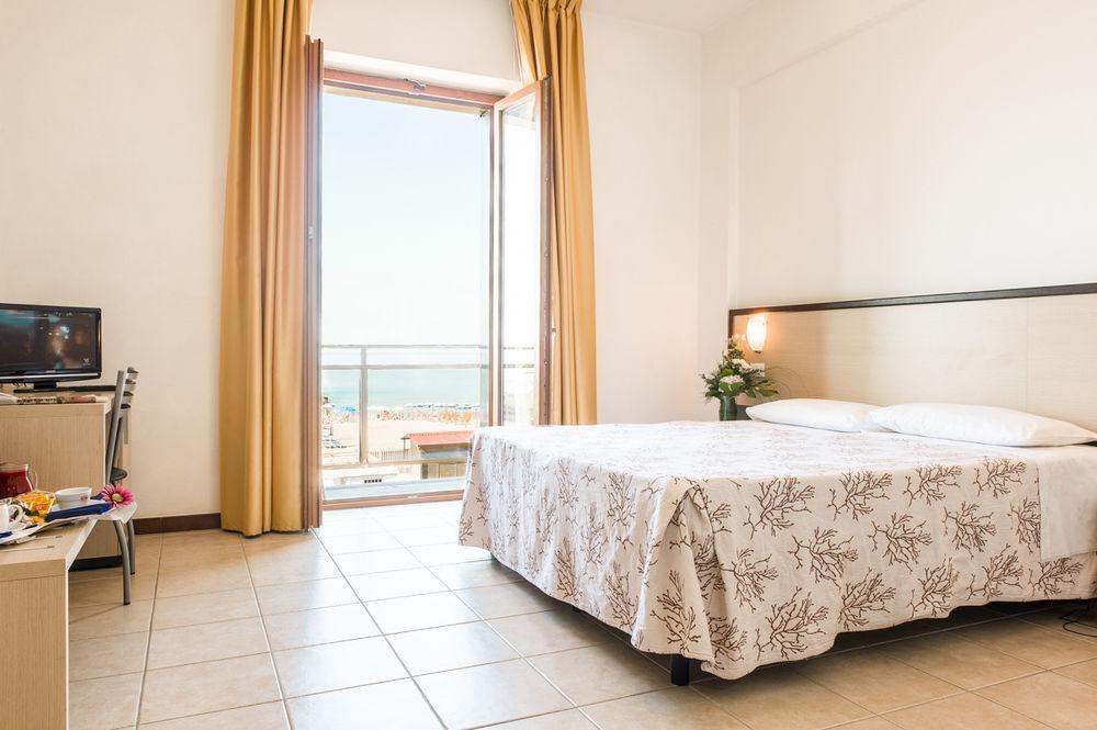 Hotel Rondine Маринела ди Сарцана Екстериор снимка