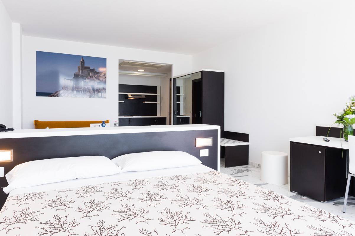 Hotel Rondine Маринела ди Сарцана Екстериор снимка