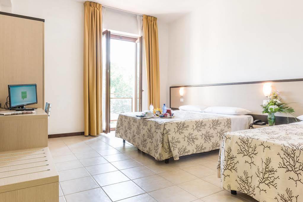 Hotel Rondine Маринела ди Сарцана Екстериор снимка