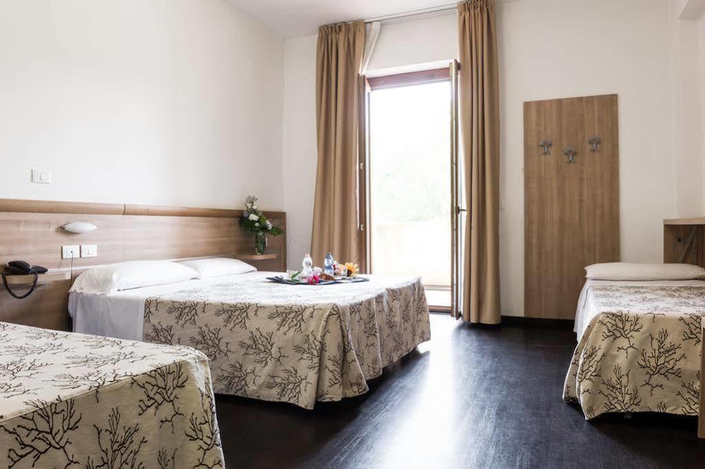 Hotel Rondine Маринела ди Сарцана Екстериор снимка